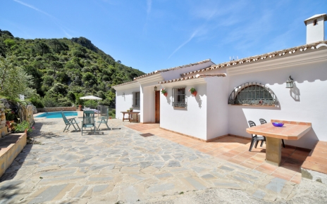 Zonas exteriores sencillas para comer y tomar el sol 